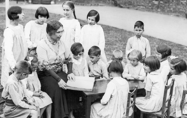 photo d'Helen auprès de jeunes aveugles